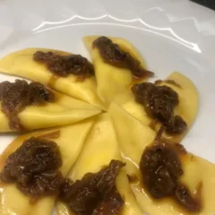 Ravioli di toma di bufala con salsa alla genovese