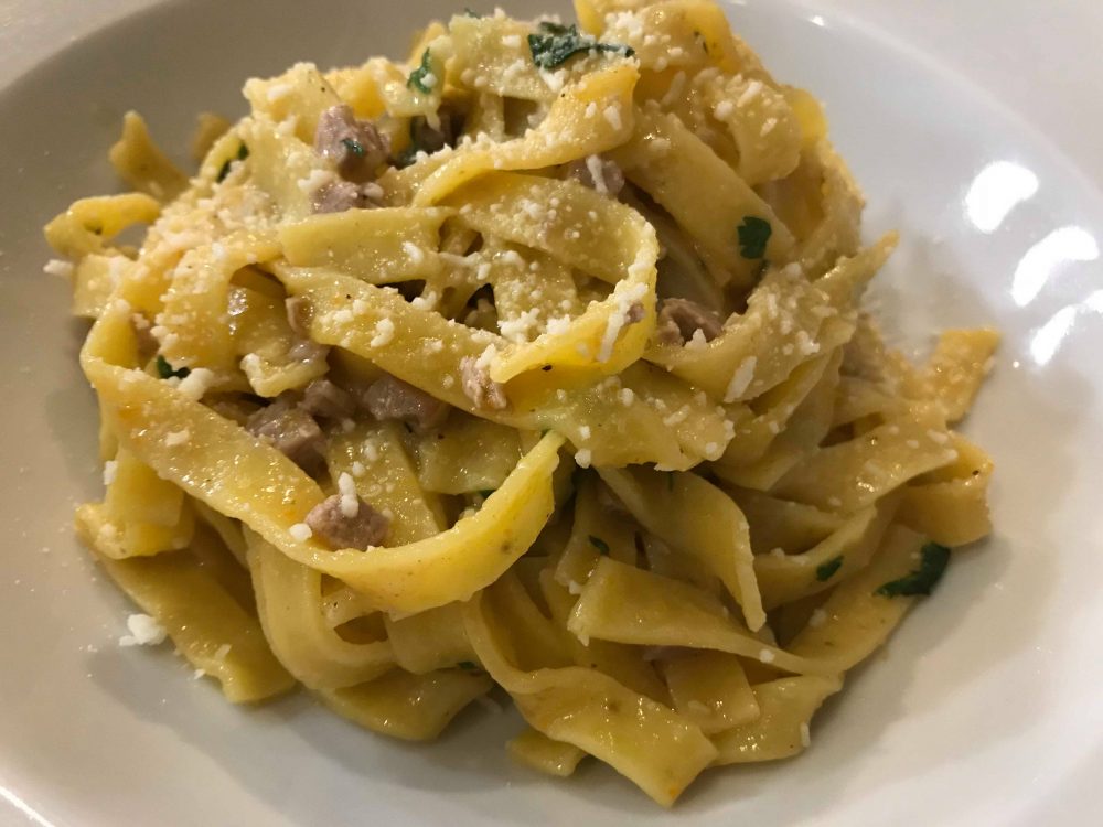 Tagliatelle, leggero ragout di agnello e pecorino