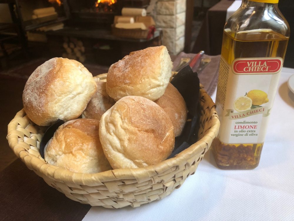 Taverna dei Viandanti, pane caldo e olio al limone per la bresaola