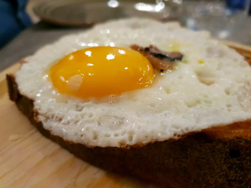 bruschetta con crema di patate, uovo e carpaccio di tartufo nero - Locanda Romanelli