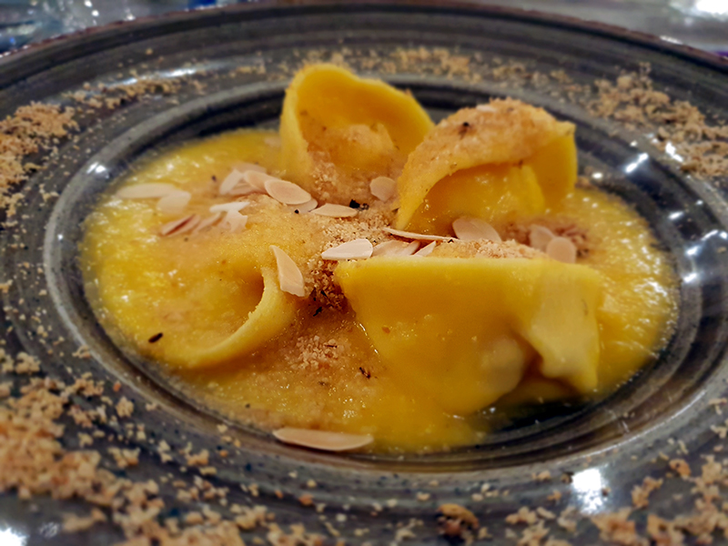 Locanda Romanelli - Cappellacci ripieni di burrata bio con crema di zucca gialla e “formaggio dei poveri”