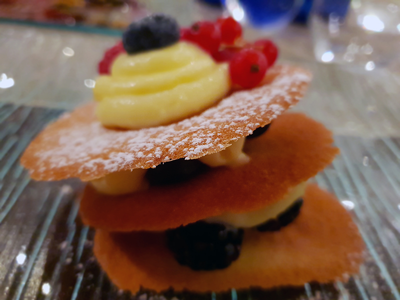 Locanda Romanelli - Millefoglie di lingue di gatto con crema chantilly e frutti di bosco