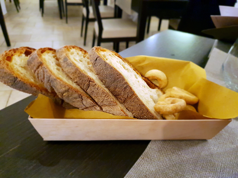 Locanda Romanelli - pane di Laterza e taralli pugliesi