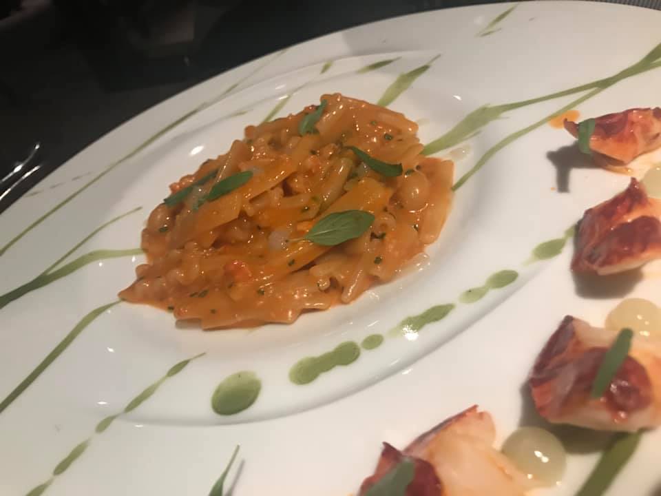 Grand Hotel Parkers., miseria e nobiltà. Pasta mischiata cotta in estrazione di astice blu bretone con te matcha e yuzu