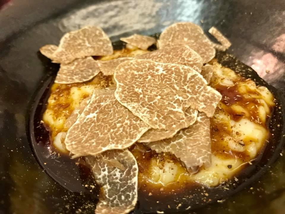 Piazzetta Milu' - Risotto con burro alla brace, tartufo bianco, camomilla e porcini