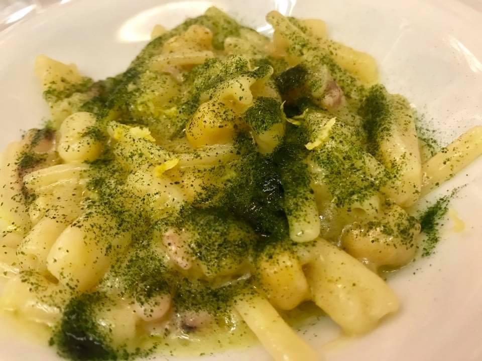 Piazzetta Milu' - Pasta mista con ceci, ragu' di totani alghe e limone