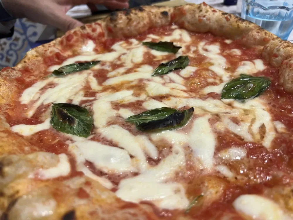 Pizzeria Diametro 33 - La margherita con il cornicione più pronunciato