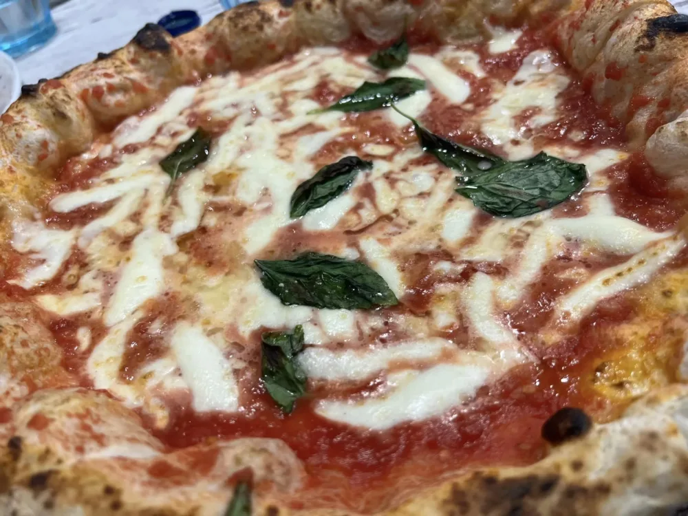 Pizzeria Diametro 33 - La margherita con il cornicione più pronunciato
