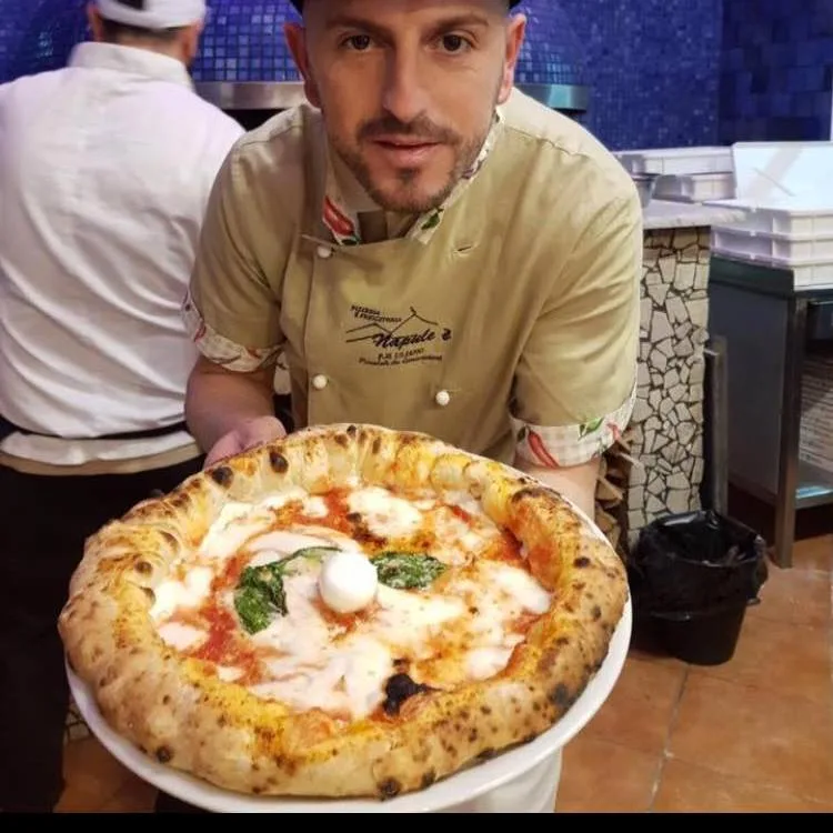 Giuseppe Uliano di Napul'è con la sua margherita