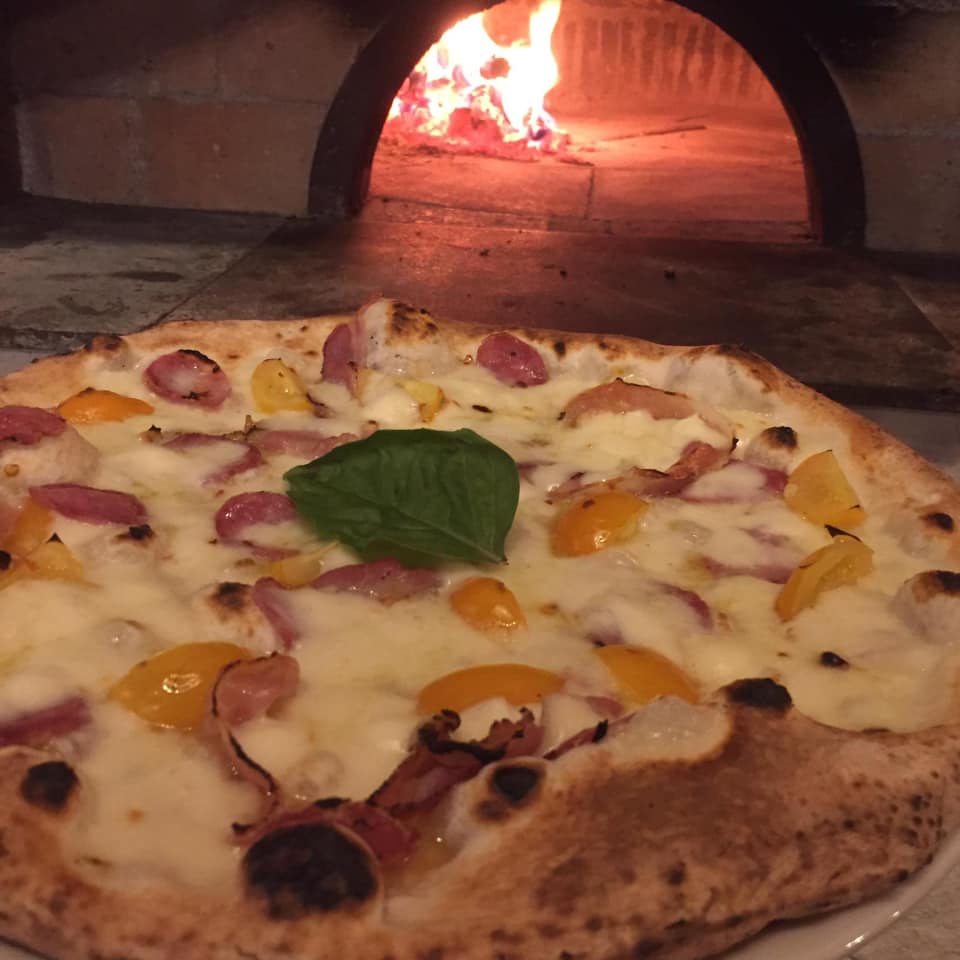 Masseria Picone, pizza con mozzarella affumicata, cipolle alifane, pancetta e pomodorini gialli