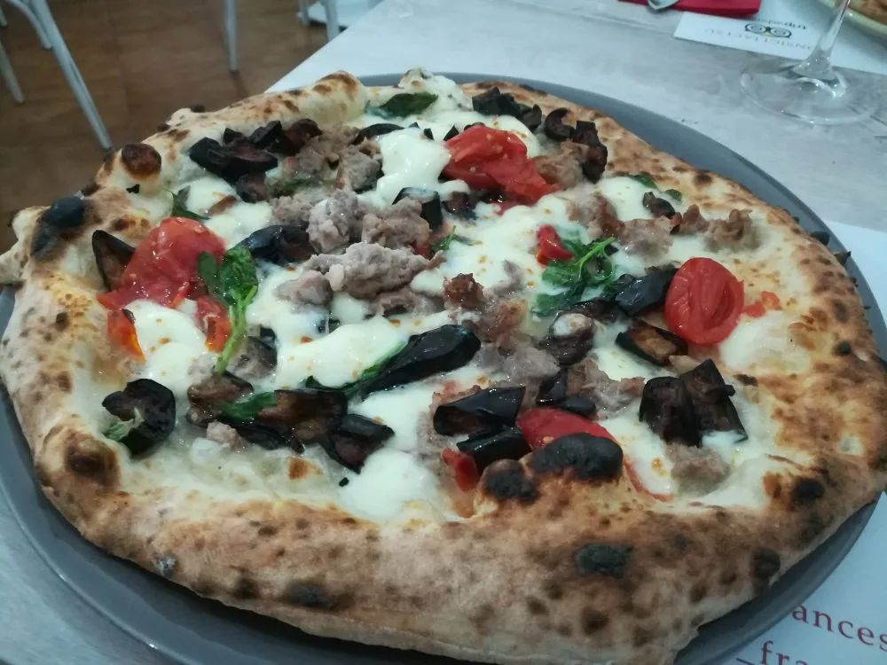Pizzeria Francesco - Melanzane a funghetto, Salsiccia e Pomodorini del Piennolo Dop