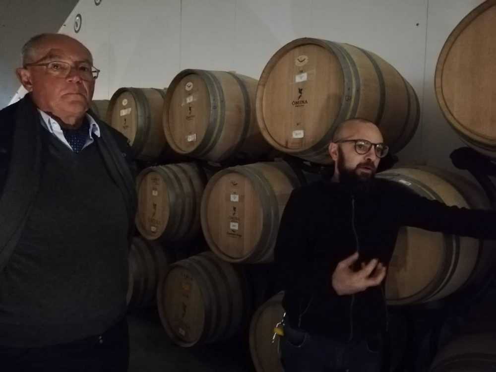 Il titolare Borner sulla sinistra con l'enologo Simone Sarna'
