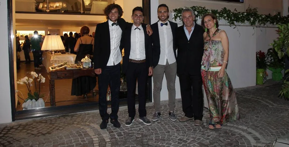 Piazzetta Milu la famiglia Izzo