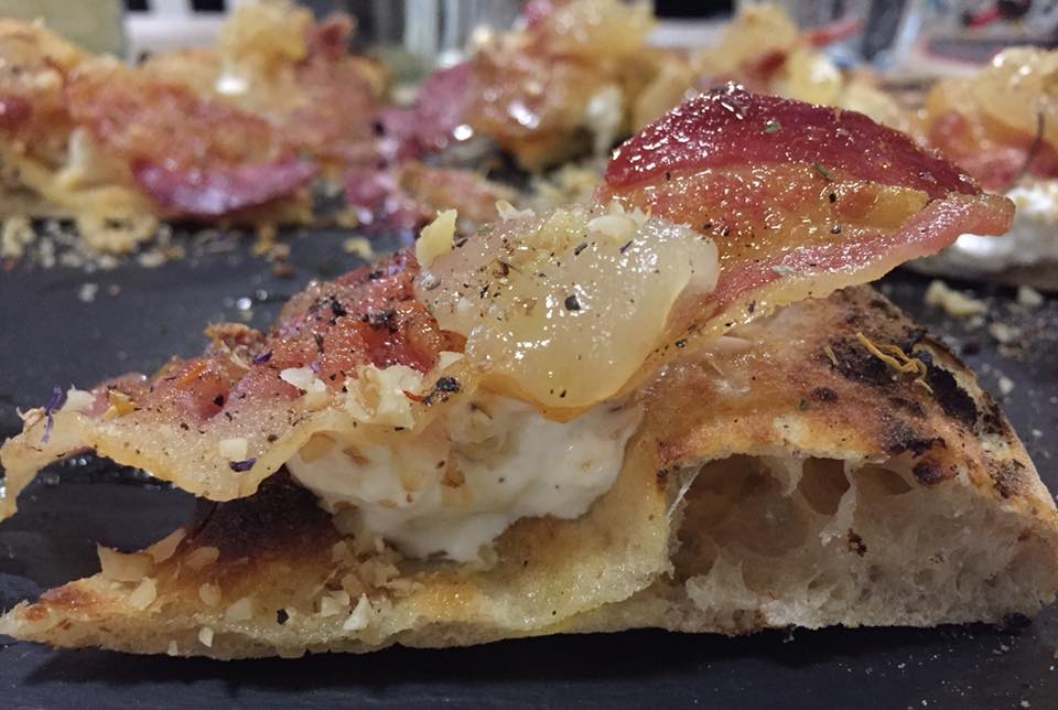 Pizza Mater, la focaccia con noci e guanciale di Sauris