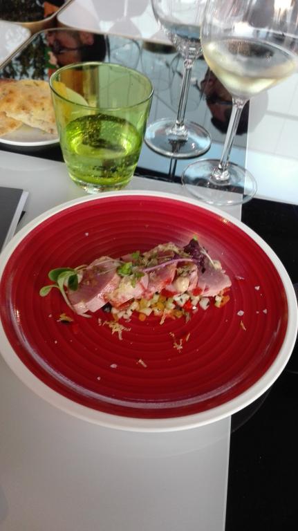 Tataki al tonno rosso in belvedere con verdurine colorate