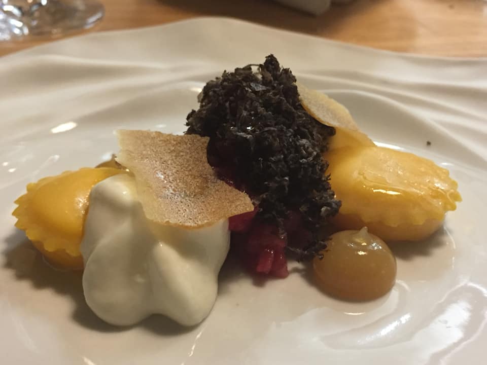 Osteria Fernanda, ravioli con ripieno liquido di rosso d'uovo, parmigiano, carne cruda e cipolla