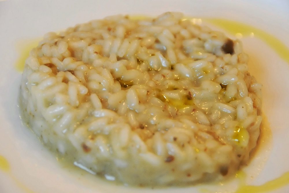 11 Il piccolo capolavoro di Gianni Sarzano, risotto con pepe di Sarawak e polvere di capperi