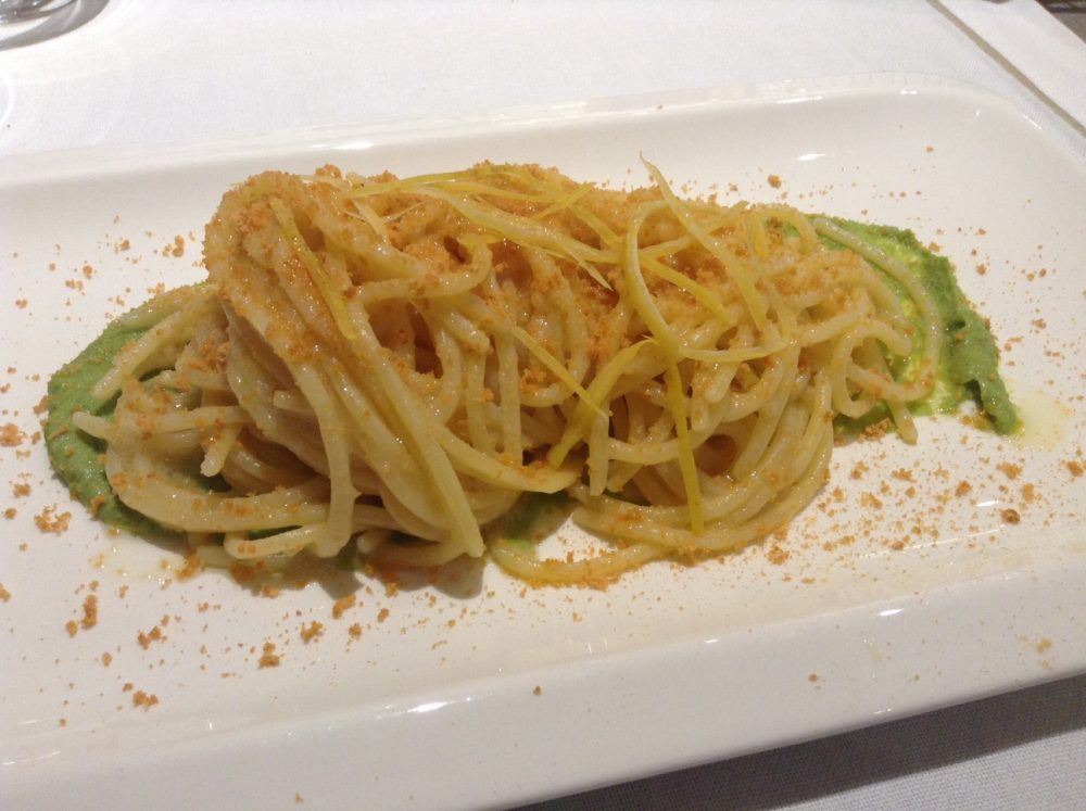 15 Chef Alessandro Feo, spaghettoni al profumo di limone con crema di piselli e bottarga di tonno