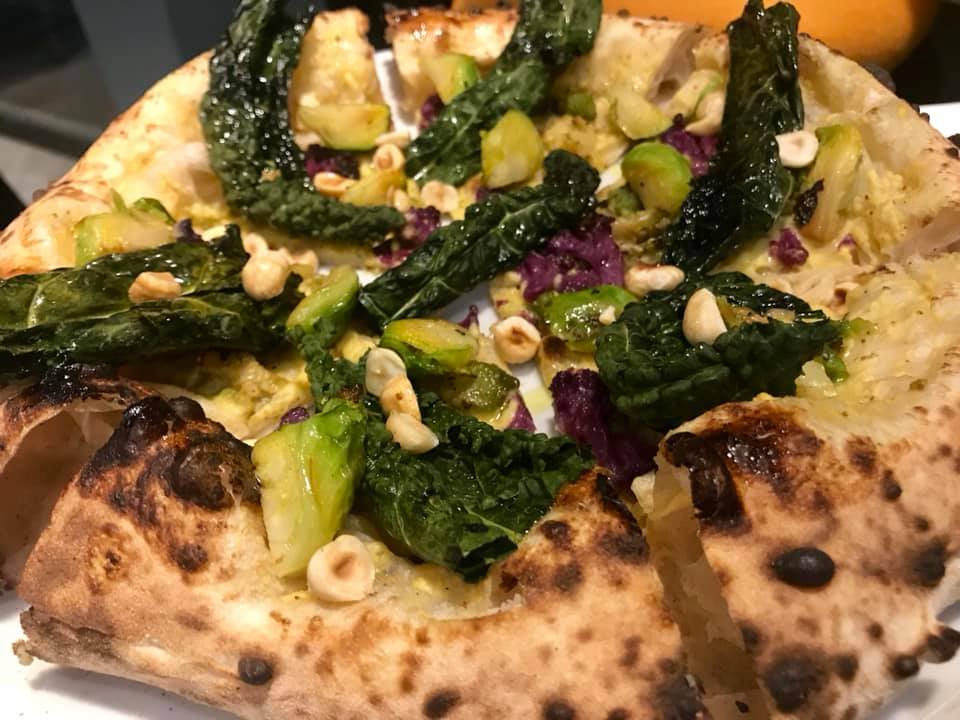 Seu Pizza Illuminati - Vegana con le crocifere, crema senape e nocciole