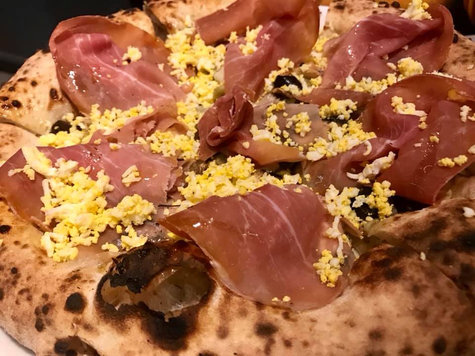 Seu Pizza Illuminati - Capricciosa, con prosciutto, carciofi, funghi e uova