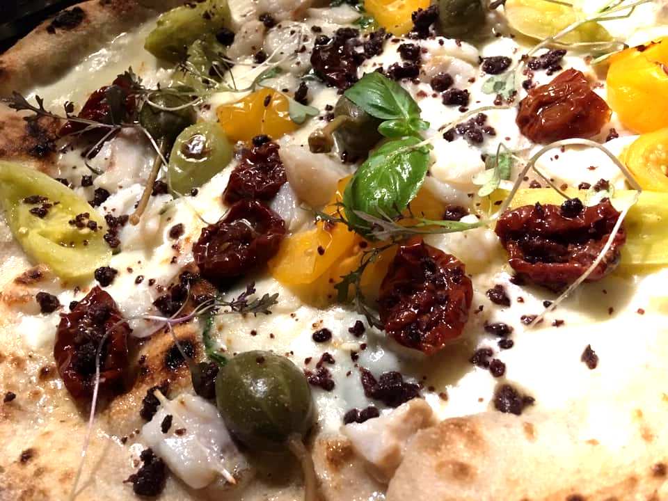 La Contrada- La pizza al Baccala', Fior di cappero, Olive e Pomodori Secchi
