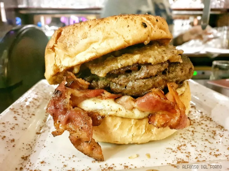 Panino con hamburger, crema di noci, bacon croccante, provola di agerola e polvere di cacao