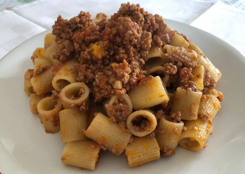 Fuori concorso, mezzi rigatoni al ragu'