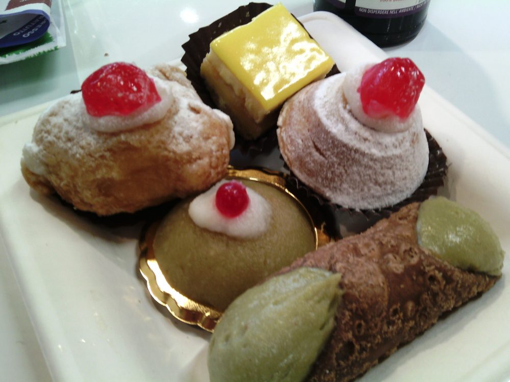 FICO, Una selezione di pasticcini tipici - sfincia con ricotta, cannolo al pistacchio, cassatina, cubo al limone, cassatina infornata al pistacchio, il cannolo alla ricotta