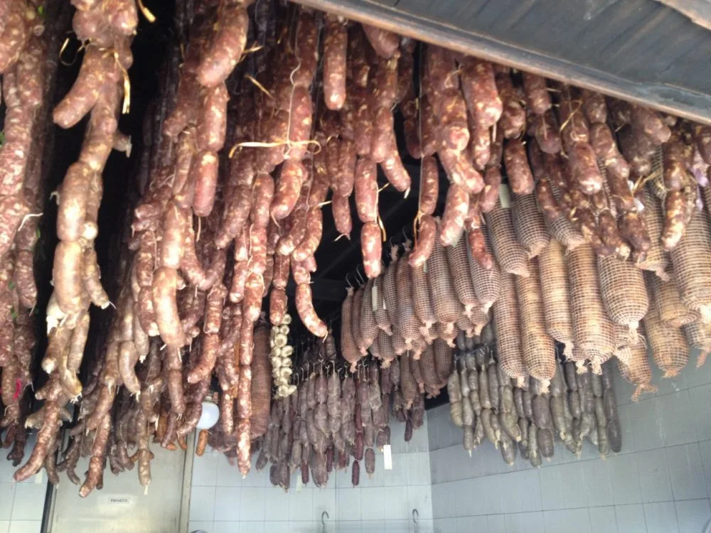 Agriturismo Serra del Taburno - salumi in stagionatura