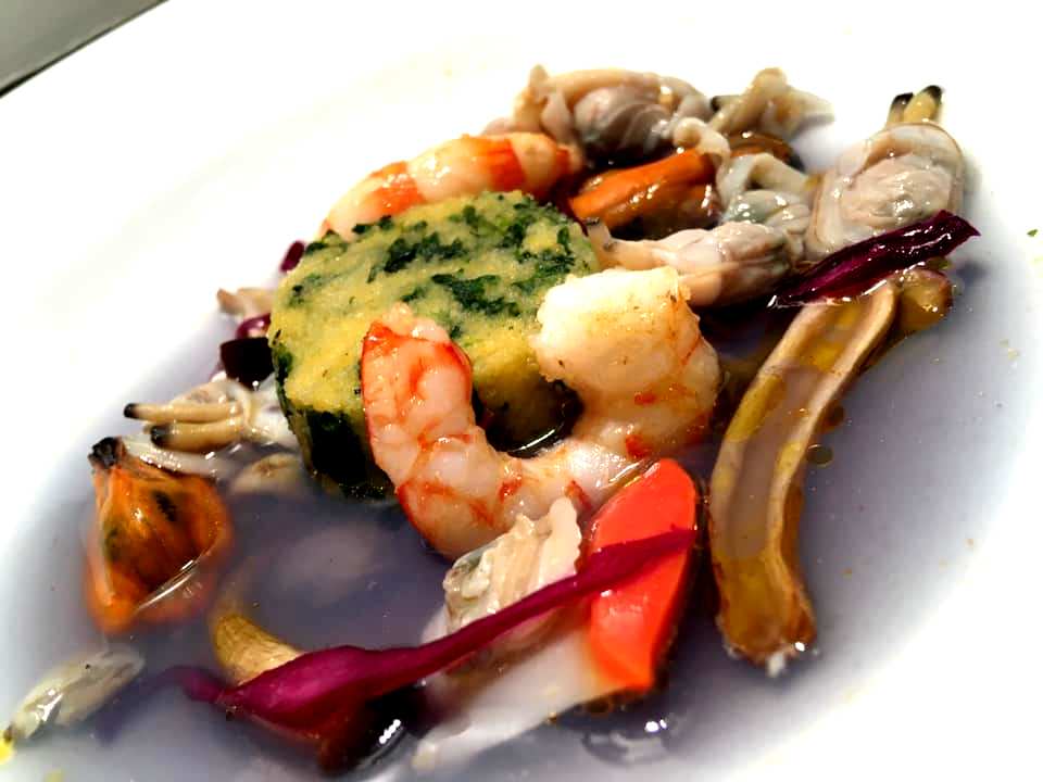 Veritas Restaurant - Soute' di frutti di mare, mazzancolle, funghi pioppini e pizza e menesta