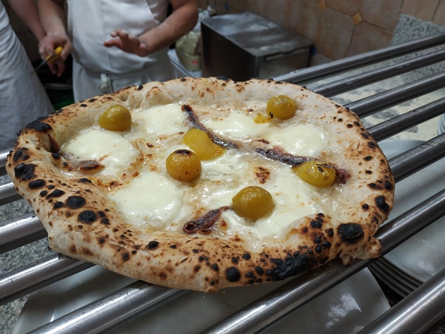 La Gatta Mangiona -Pizza con provola affumicata, pomodori gialli e acciughe
