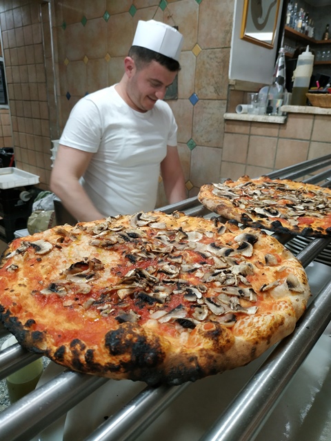 La Gatta Mangiona - la pizza romana rossa con i funghi