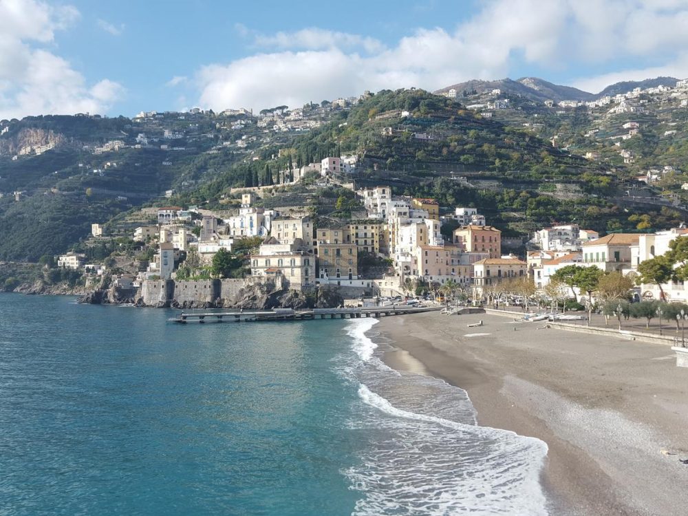 L'acqua lambisce Minori