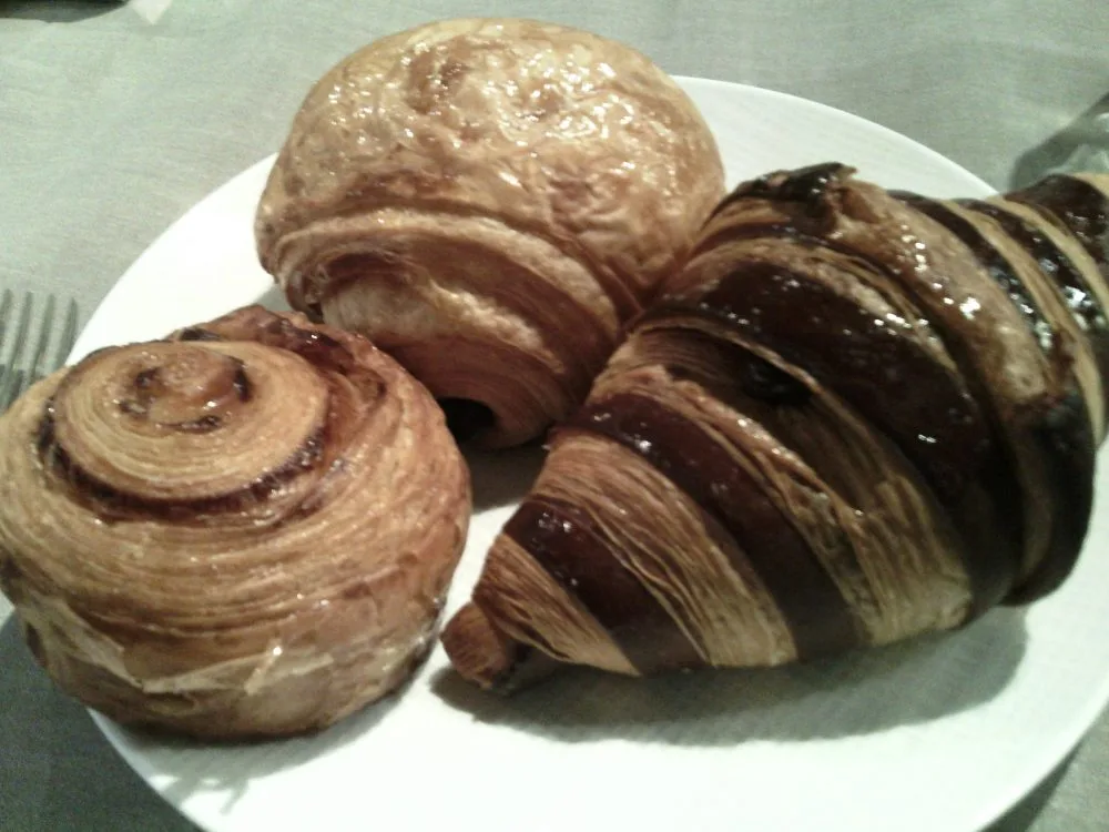 Mandarin Bistrot, Il cestino del fornaio - croissant bicolore al cioccolato, pain au chocolat, danese alla cannella