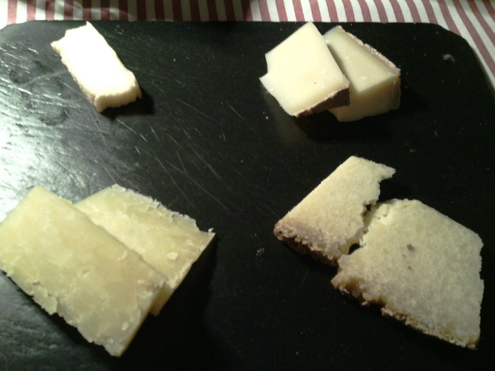 Ristorante Cosorzio, degustazione di formaggi- Brie inglese, semi stagionato svizzero, stagionato della regione della Savoia, Castelmagno