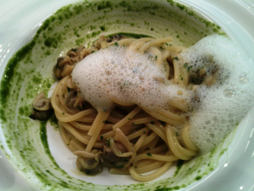 Sea Front, vermicelli tartufi di mare, pesto di rucola e spuma di parmigiano