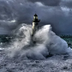 Faro e mare in tempesta
