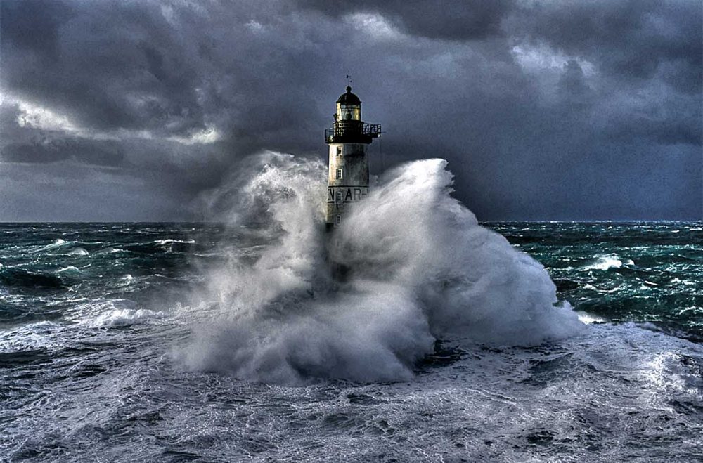 Faro e mare in tempesta