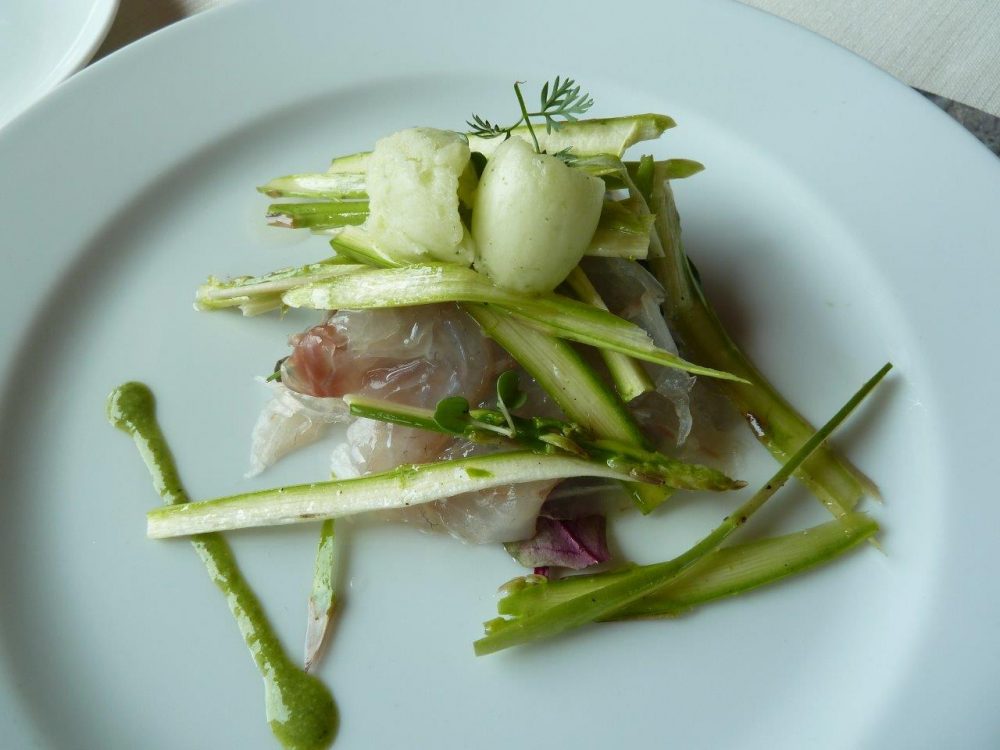 Crudo di dentice con asparagi