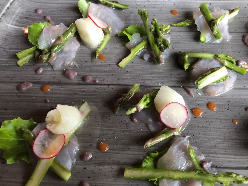 Sashimi di branzino, asparagi e sorbetto al mojito