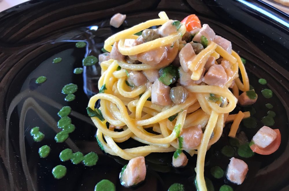 Spaghetti alla chitarra, tono fresco e capperi