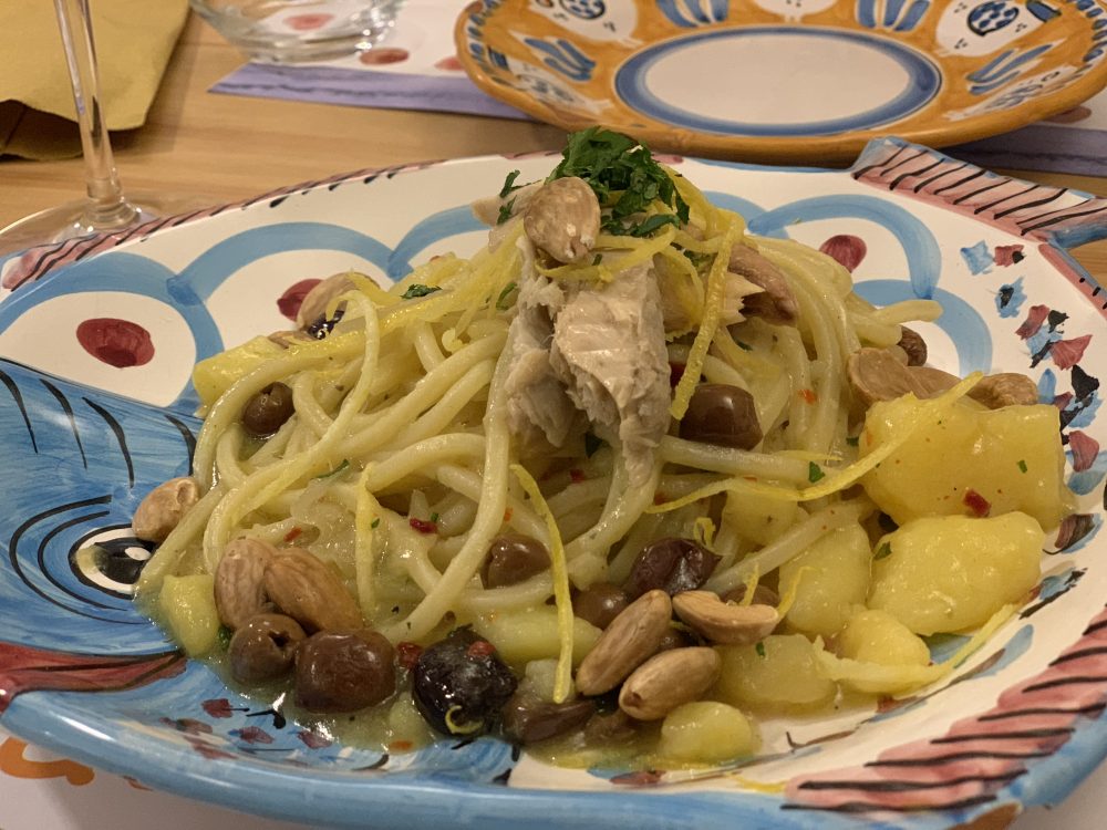 Spaghettone sgombro, patate, olive nere e mandorle