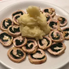 Involtini di tacchino cotti nel latte, con prosciutto cotto, parmigiano e spinaci