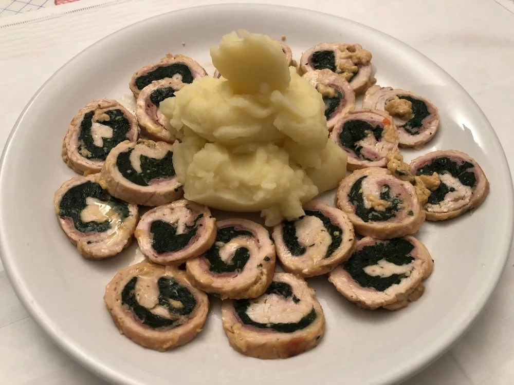 Involtini di tacchino cotti nel latte, con prosciutto cotto, parmigiano e spinaci