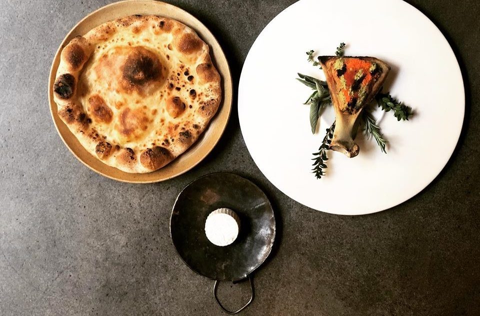 Agnello macerato 7 giorni in miele, spezie e il suo garum, ricotta di mandorle, batbout