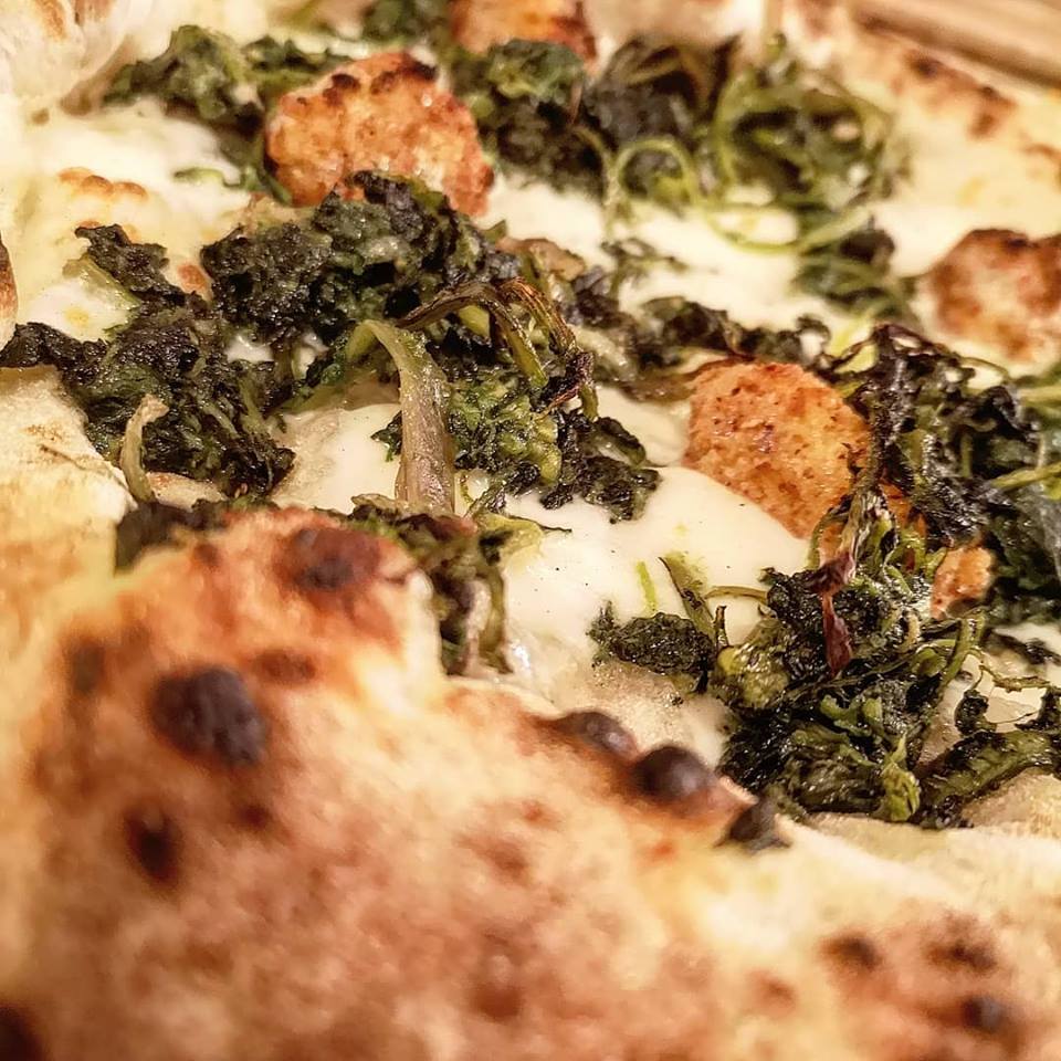 Le Grotticelle. Pizza cicoria e polpette di baccalà