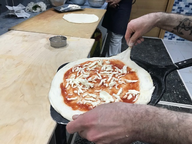 Pizzeria Da Salvatore - preparazione della pizza