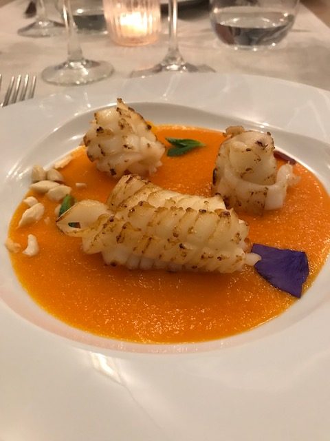 Ristorante Autentica - Vellutata di carote con gin alla fragola, calamaro scottato alla piastra, mandorle e foglie di menta