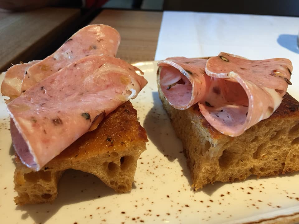 Calvi ad Altamura, focaccia con mortadella della casa