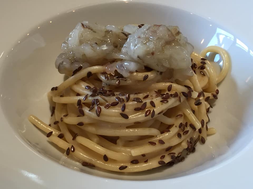 Calvi ad Altamura, spaghettone con burro alle nocciole, mazzancolle, semi di lino